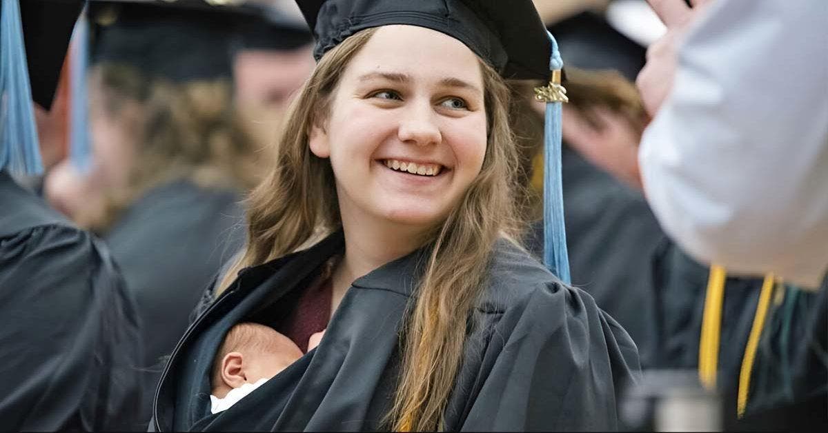 Grace Szymchack, jeune maman, reçoit son diplôme avec son bébé dans les bras une histoire inspirante