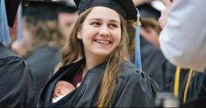 Grace Szymchack, jeune maman, reçoit son diplôme avec son bébé dans les bras une histoire inspirante