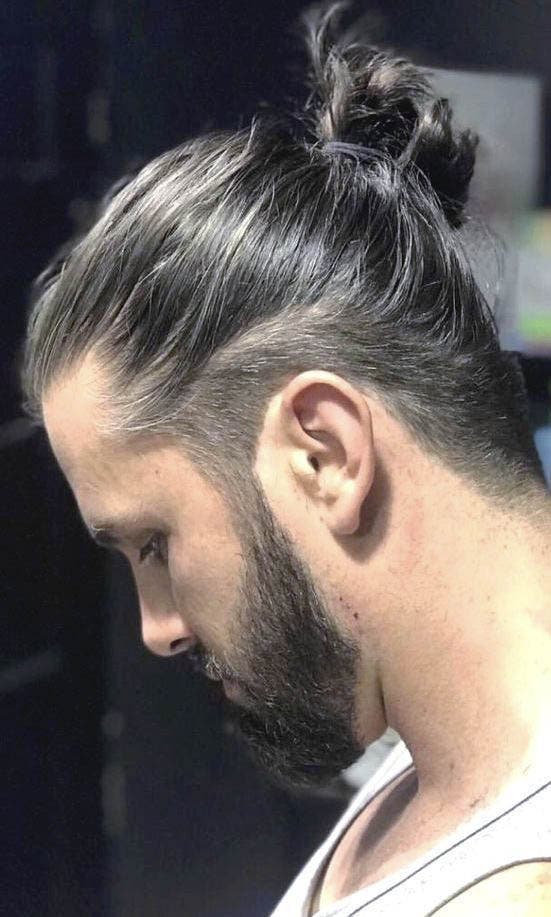 Homme aux cheveux longs attachés avec barbe Homme aux cheveux longs attachés avec barbe