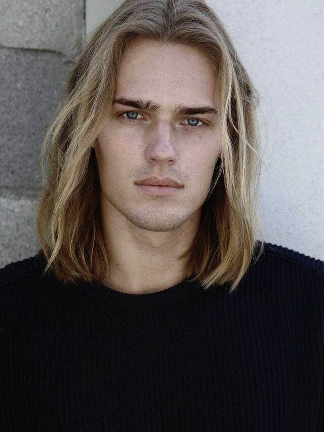 Homme aux cheveux longs blonds Homme aux cheveux longs blonds
