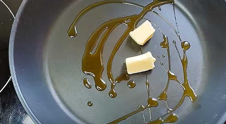 Azeite e manteiga em uma panela