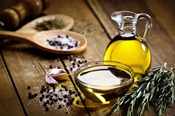 Olivový olej a aromatické bylinky