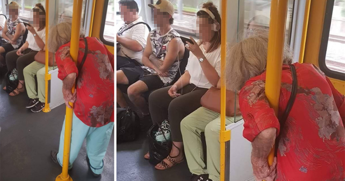 Des jeunes, obnubilés par leurs téléphones, n’ont pas laissé une vieille dame s’asseoir dans le train