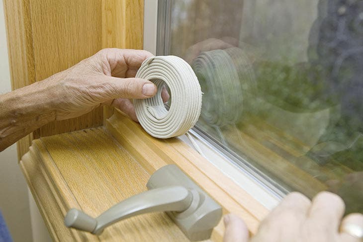 Insulate the window before the onset of winter