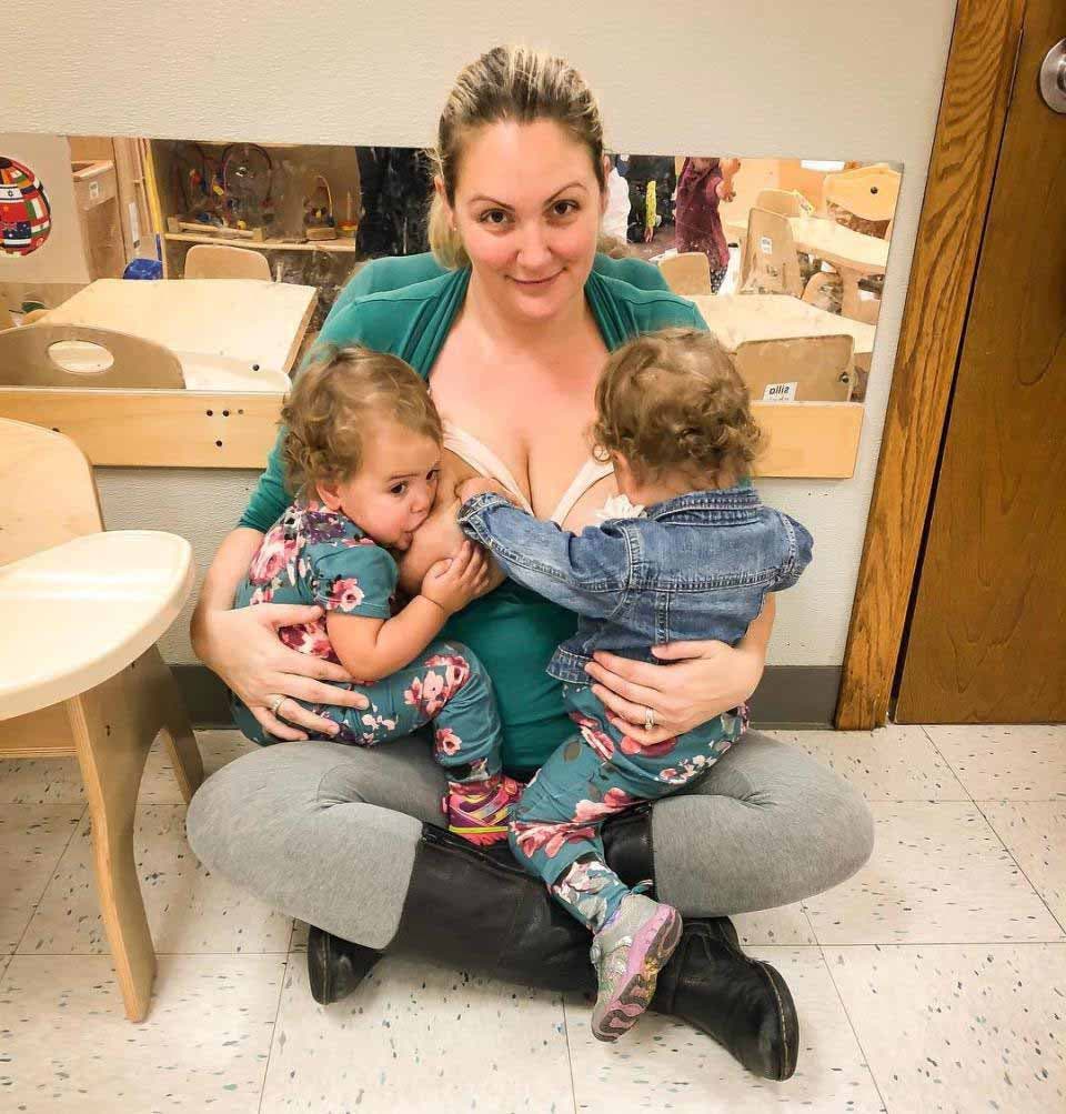 Jennifer en train d’allaiter ses jumelles à la crèche
