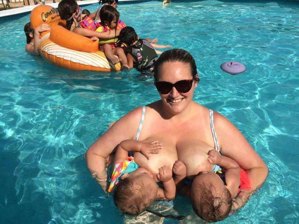 Jennifer n’hésite pas à donner le sein à ses bébés en public