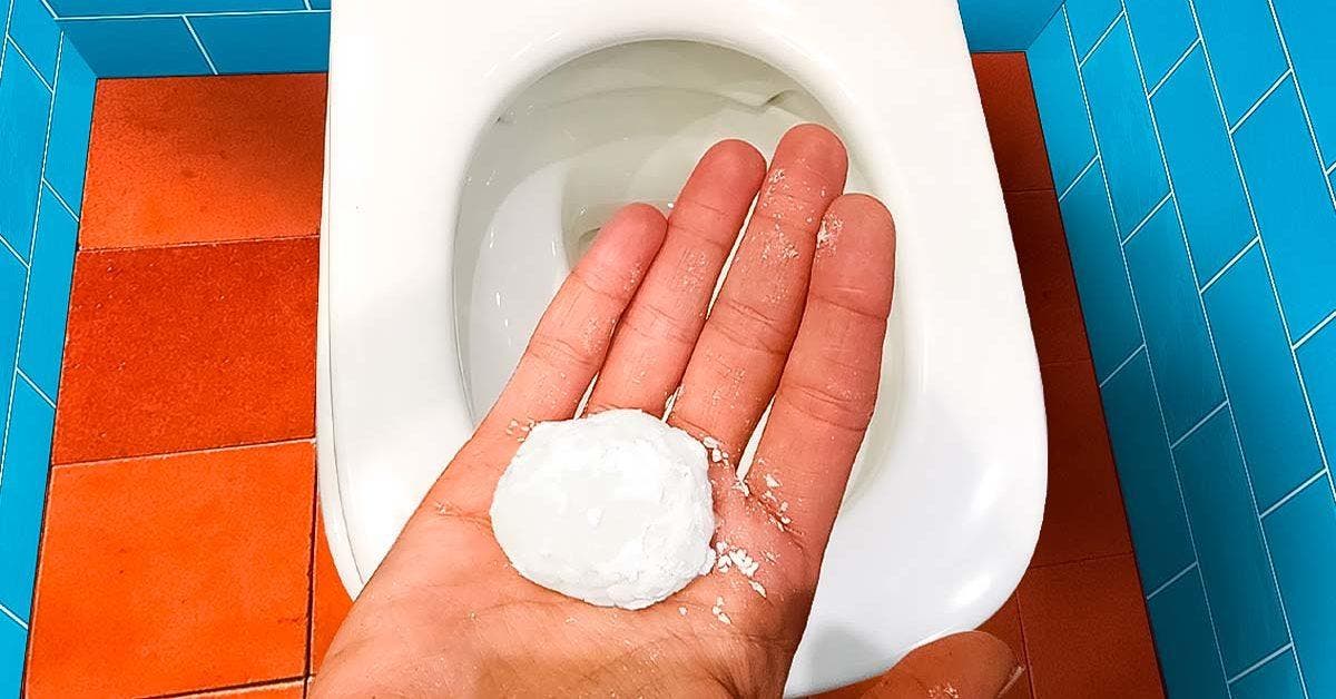 Jetez une boule dans les toilettes : cela fera disparaître les odeurs, le calcaire et les taches jaunes 1 Jetez une boule dans les toilettes001