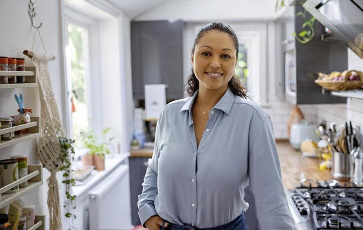 mujer joven con una camisa