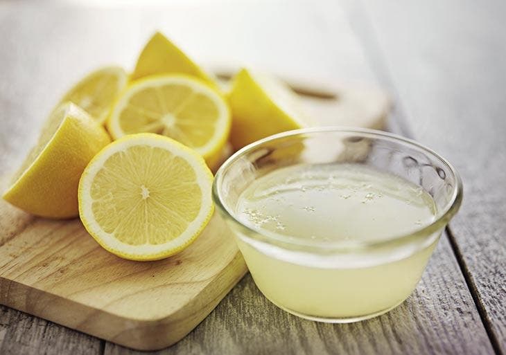 Jus de citron dans un petit bol Jus de citron dans un petit bol