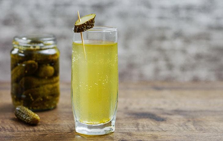 Voilà pourquoi vous ne devez plus jeter le jus des cornichons - Cuisine  Actuelle