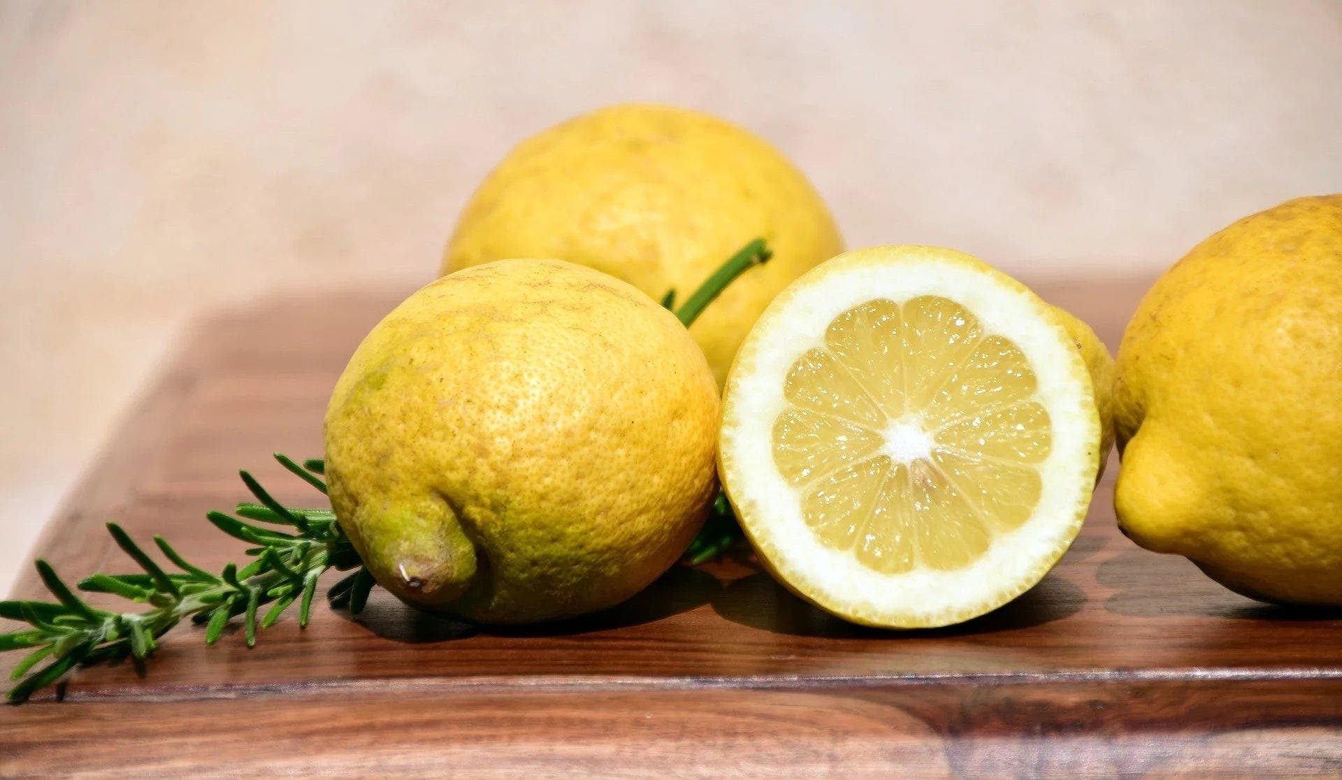 La célèbre recette de vinaigrette au citron qui fait perdre du poids et dégonfle ventre