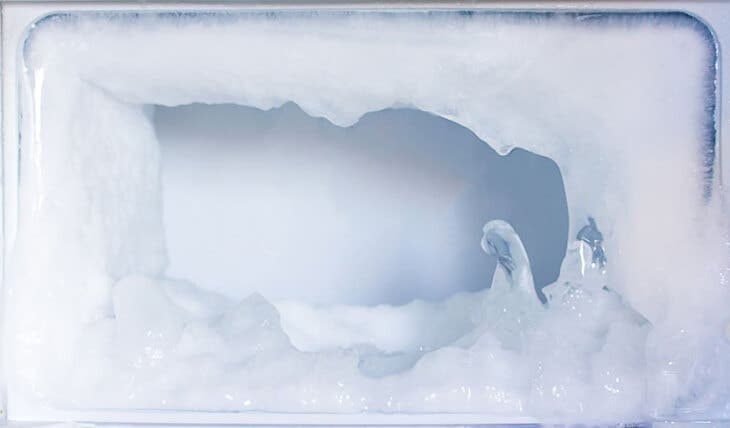 Formación de hielo en el frigorífico.