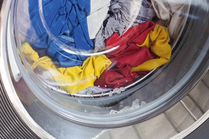 La fricción entre las telas durante el lavado provoca electricidad estática con efectos desagradables