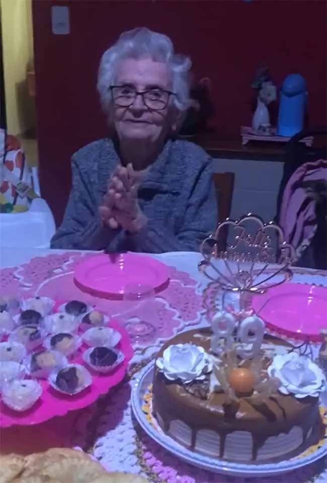 La grand-mère fête son anniversaire