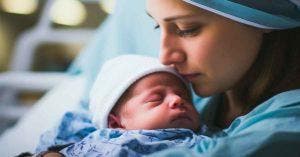 La photo émouvante d’un bébé embrassant sa maman quelques secondes après sa naissance