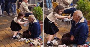 La touchante générosité d'une petite fille offrant de l'eau à un sans-abri