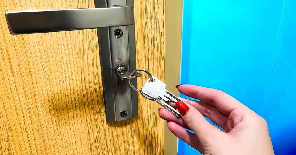 Laisser la clé sur la serrure pendant la nuit est une mauvais idée voici pourquoi
