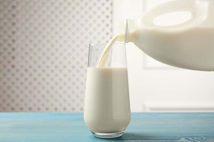 Lait versé dans un verre