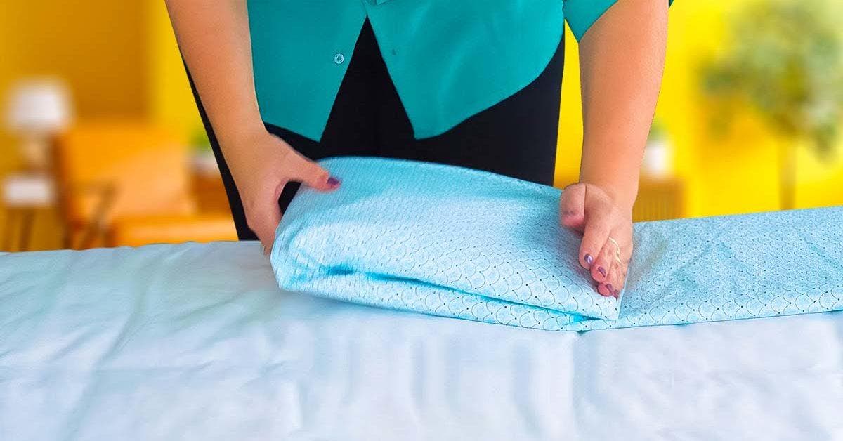 L’astuce des femmes de chambre pour repasser les draps sans utiliser de fer à repasser001