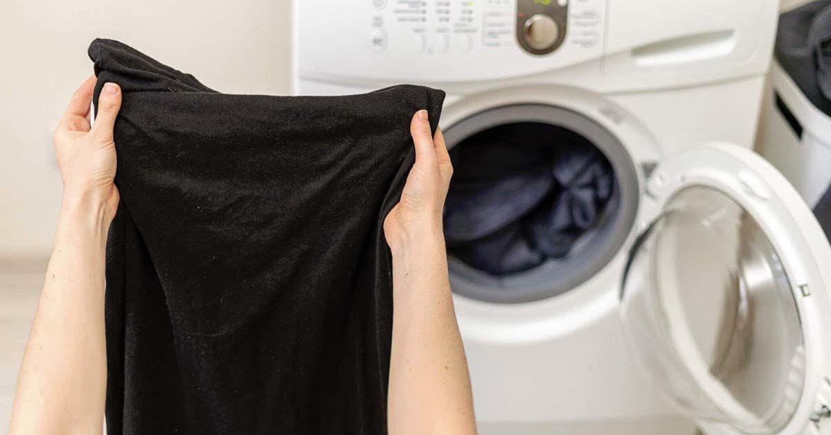 L’astuce pour laver les vêtements noirs en machine et éviter qu’ils ne se décolorent