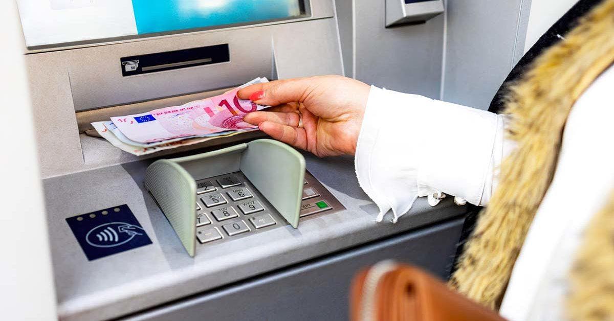 L’astuce pour retirer de l’argent au guichet automatique sans utiliser de carte de crédit 1