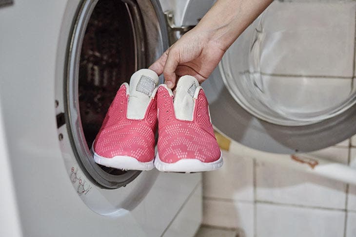 Lavar los zapatos en la lavadora
