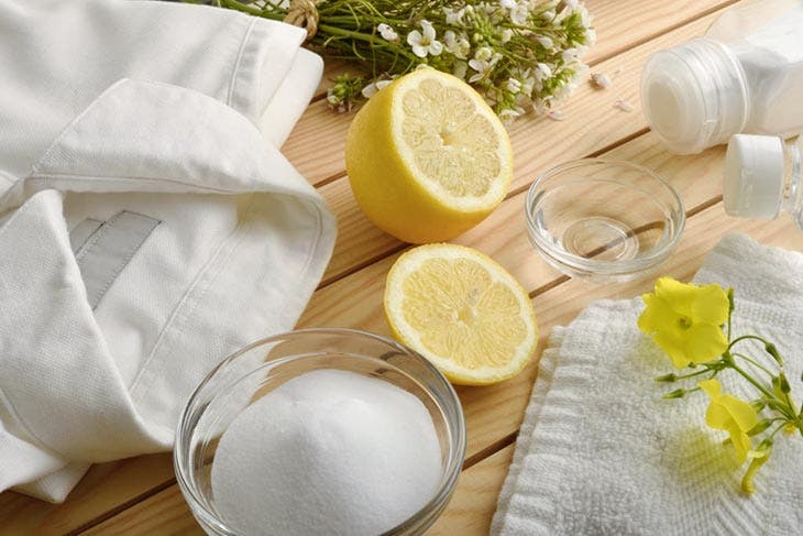 Washing clothes with lemon