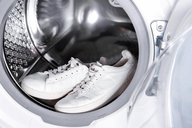 Wash the shoes in the washing machine