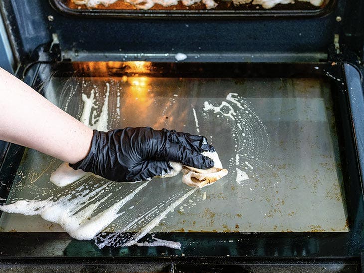 Lavare il vetro del forno
