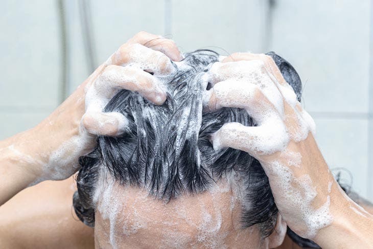 lavar su cabello