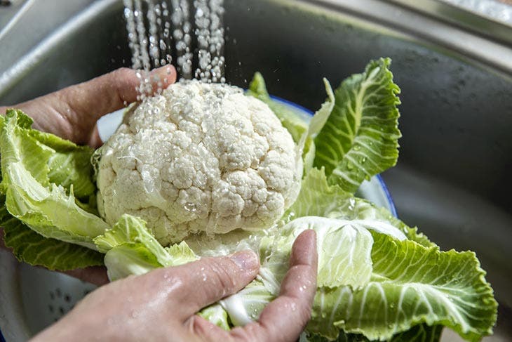 lavar una coliflor