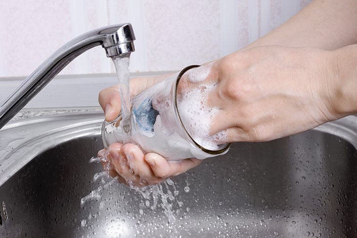 Laver un verre à la main