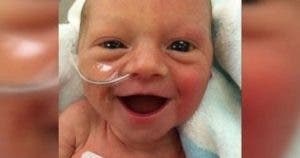 Le beau sourire de ce bébé prématuré donne de l’espoir aux parents de bébés prématurés