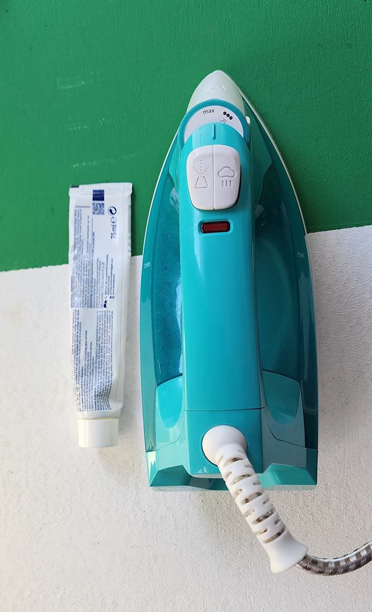 Pasta de dientes para limpiar la plancha