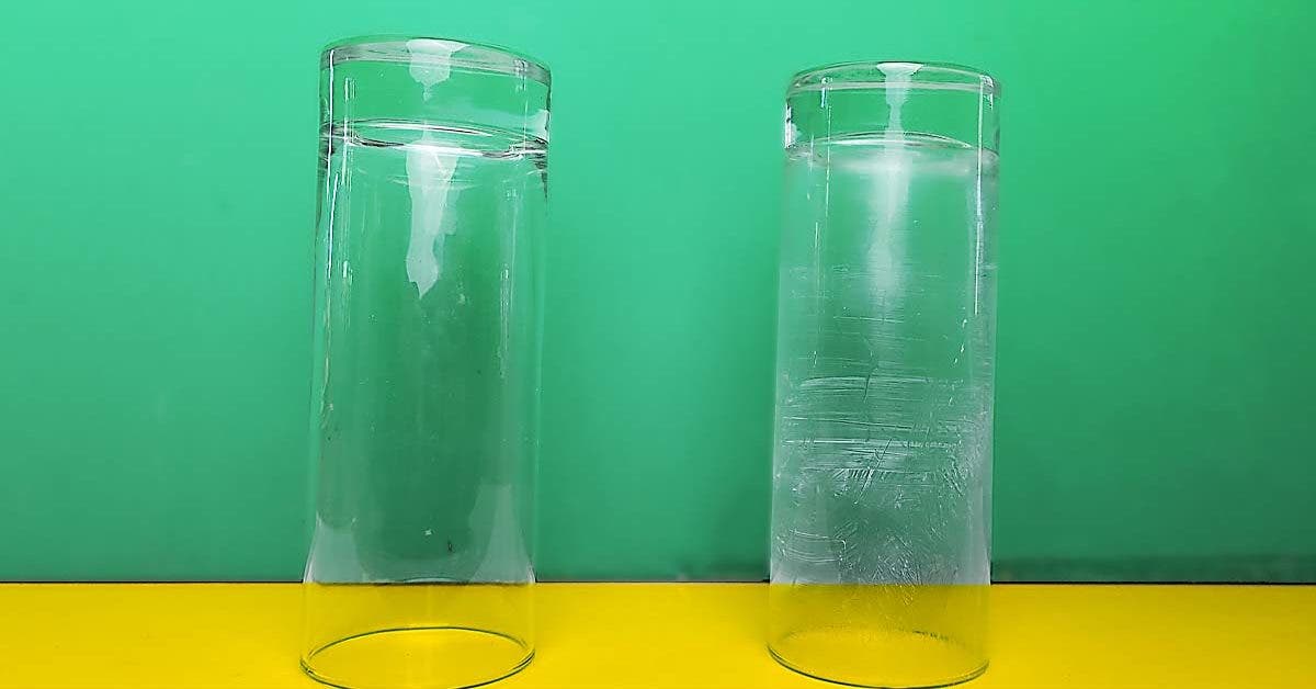Pourquoi le lave-vaisselle laisse un film blanc sur les verres et comment y remédier