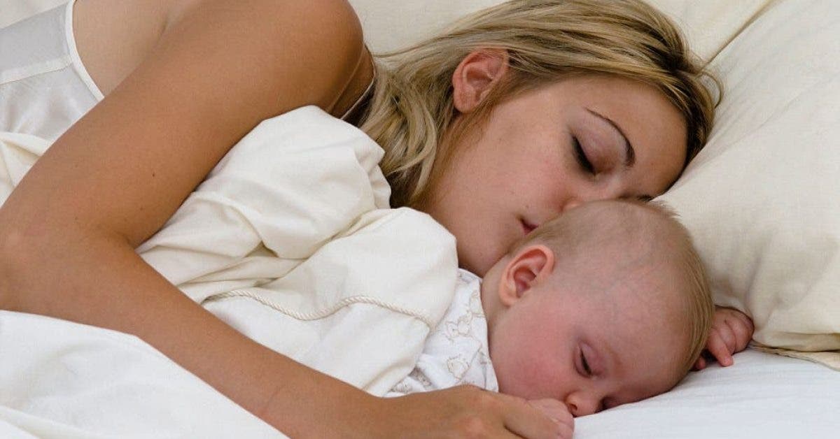 Les bébés doivent dormir avec leur mère jusqu'à l'âge de 3 ans