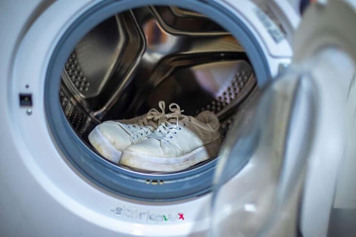 Çamaşır makinesinde ayakkabı
