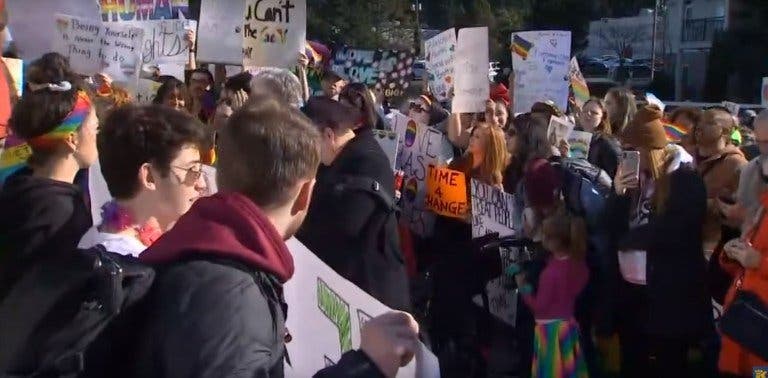 Les élèves d’une école catholique protestent après la démission forcée de leurs professeurs homosexuels