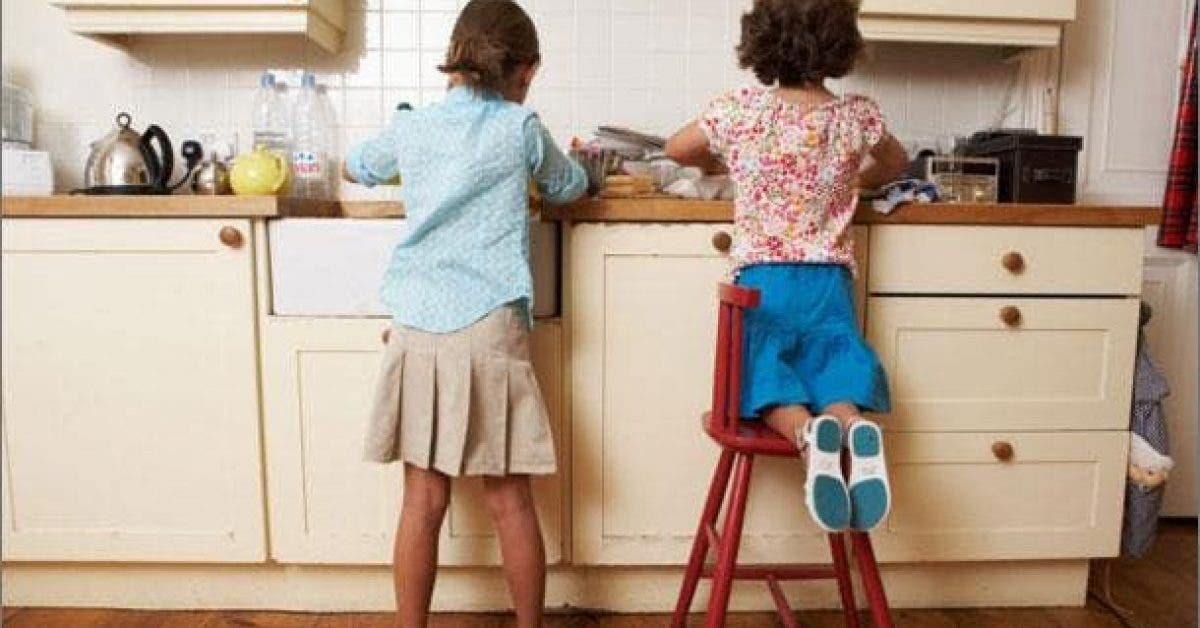 Les enfants qui font le ménage à la maison seront des adultes qui réussissent d’après les chercheurs