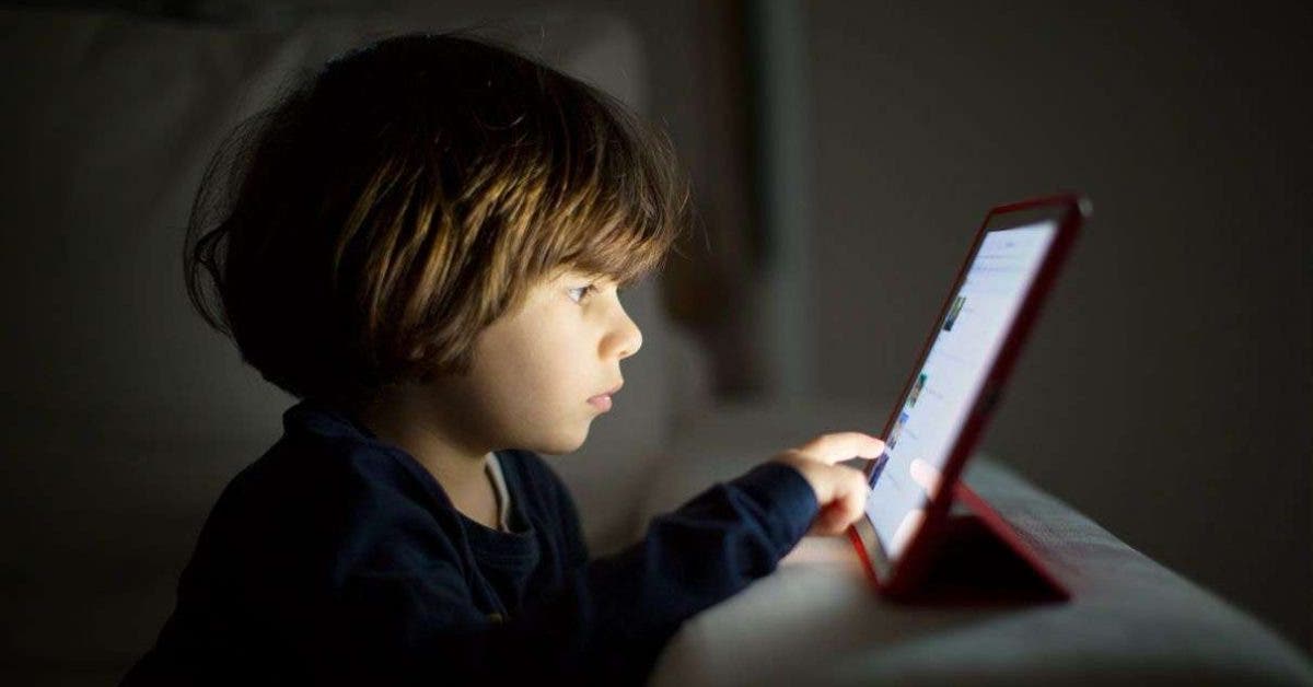 Les enfants qui passent du temps devant les écrans risquent la myopie