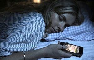 Les experts mettent en gardent les personnes qui dorment à coté de leur téléphone portable