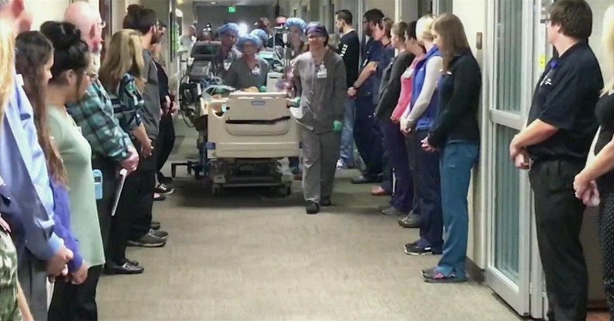 Les infirmiers font une haie d’honneur au papa dont les organes ont sauvé 50 vies