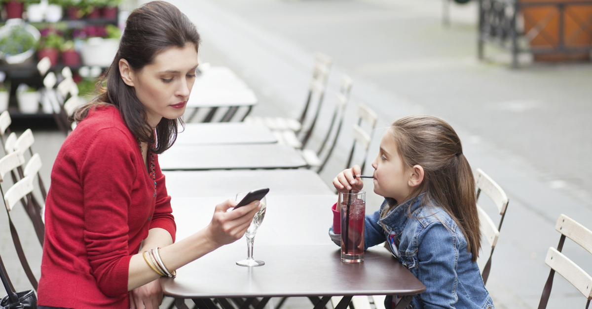 Les parents addicts au téléphone font du mal à leurs enfants