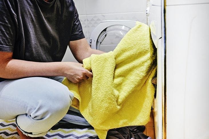 Las toallas y la ropa de cama pueden requerir un lavado a 60 grados o más.