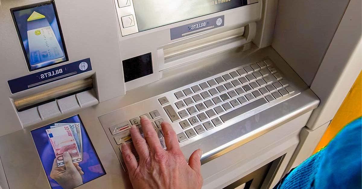 Les voleurs utilisent ces arnaques pour récupérer vos informations au guichet automatique pour vider votre compte bancaire COVER (1)