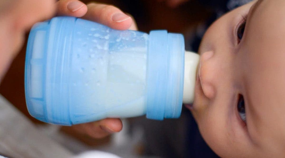 Leur bébé recrache un ver après avoir consommé du lait infantile