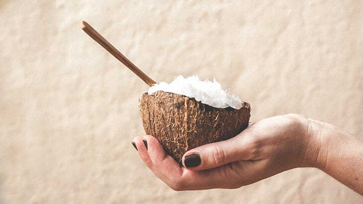 Lhuile de noix de coco pour prendre soin de la peau