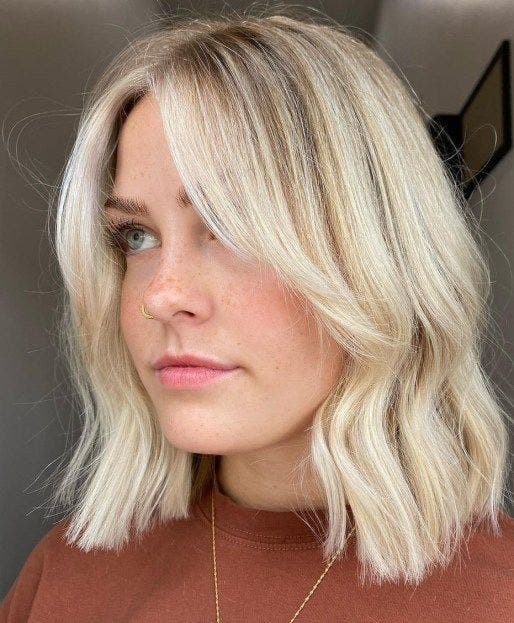 Lob blond avec une frange rideau Lob blond avec une frange rideau