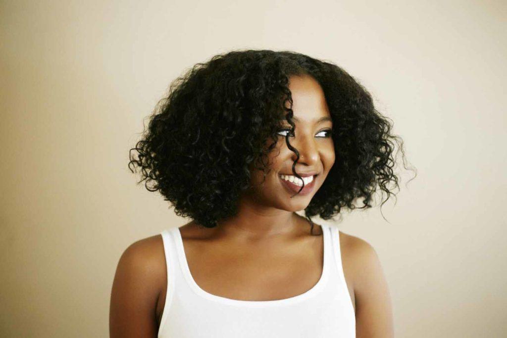 Coupe de cheveux mi-longs : 15 tendances pour sublimer vos boucles en 2024