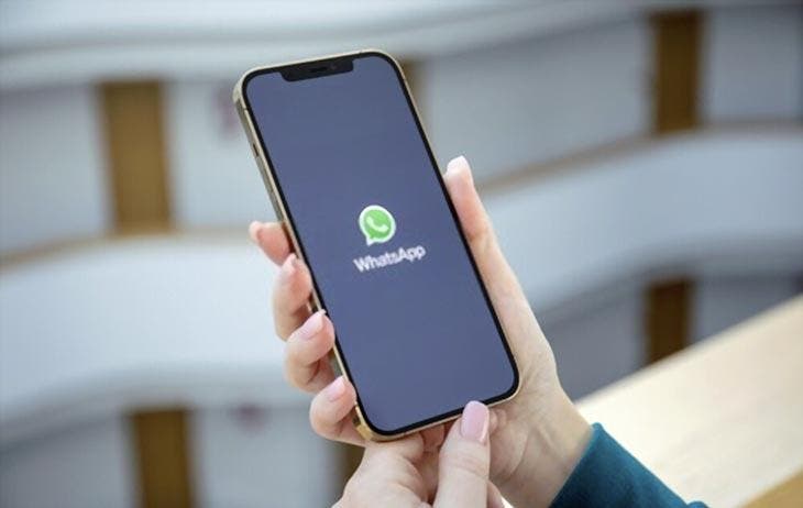 Logotipo do aplicativo Whatsapp exibido na tela do telefone